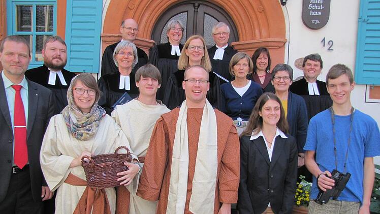 Die Mitwirkenden beim Festgottesdienst in der Seßlacher Stadtpfarrkirche St. Johannes der Täufer präsentierten sich nach dem Auszug zu einem Gruppenbild. Ganz hinten rechts steht Altbischof Axel Noack, links davor Dekanin Stefanie Ott-Frühwald und vorne ganz links der Seßlacher Bürgermeister Martin Mittag. Foto: Martin Koch