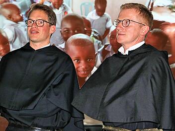 Die beiden Augustiner-Brüder Marcel Holzheimer (links) und Peter Reinl  (rechts) bereisten zwei Wochen lang die Demokratische Republik Kongo und  besuchten Missionsprojekte ihres Ordens. Zahlreichen Zuhörern schilderten  sie in der Alten Aula ihre Eindrücke.  Dieter Britz