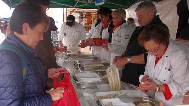 Andrang bei der Spargelsch&auml;laktion der Kissinger K&ouml;che. Hier unterst&uuml;tzt Stadt- und Bezirksr&auml;tin Karin Renner (CSU, rechts) die Aktion. Foto: Klaus Werner