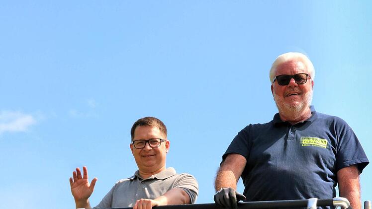 Fahrten mit der Oldtimer-Drehleiter waren beim Feuerwehrfest in  Kleinwenkheim eine große Attraktion. Auch der vierjährige Felix (links) war  mit seinem Vater dabei. Foto: Dieter Britz (die Eltern von Felix haben ausdrücklich ihre Erlaubnis gegeben ...)   Viele Besucher aus Kleinwenkheim und den Nachbargemeinden nutzten die  Gelegenheit, sich die Feuerwehrfahrzeuge und die Ausrüstung aus der Nähe  anzuschauen. Foto: Dieter Britz