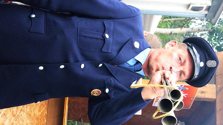 Mit einer alten Alarmtr&ouml;te war Georg Deuerling aus Zeublitz beim Festzug mit von der Partie.