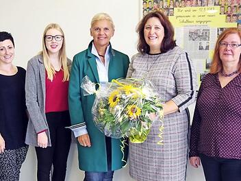 An der Grundschule Wilhelmsthal gibt es zum Schuljahr personelle Veränderungen. Das Bild zeigt (von links) Sekretärin Jennifer Gareis, Bufdi Pauline Hohenberger, Bürgermeisterin Susanne Grebner, Schulleiterin Petra Scherbel und Religionslehrerin Sieglinde Gruber. Auf dem Bild fehlt Petra Haida. Foto: Heike Schülein