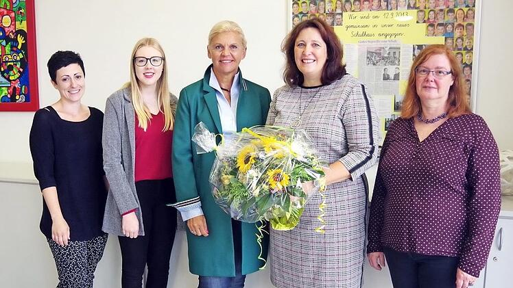 An der Grundschule Wilhelmsthal gibt es zum Schuljahr personelle Veränderungen. Das Bild zeigt (von links) Sekretärin Jennifer Gareis, Bufdi Pauline Hohenberger, Bürgermeisterin Susanne Grebner, Schulleiterin Petra Scherbel und Religionslehrerin Sieglinde Gruber. Auf dem Bild fehlt Petra Haida. Foto: Heike Schülein