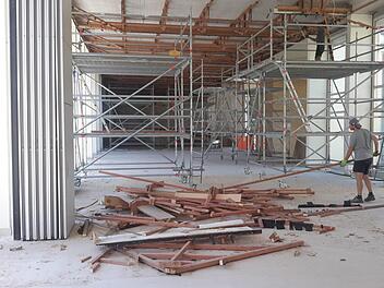 Eine große Baustelle ist momentan die Wandelhalle im Staatsbad. Das Gebäude wird in den kommenden Monaten nicht nur energetisch saniert, sondern mit einer Fülle interessanter Details praktisch komplett umgestaltet. Nostalgische Aspekte nehmen dabei breiten Raum ein. Foto: Rolf Pralle