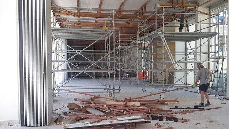 Eine große Baustelle ist momentan die Wandelhalle im Staatsbad. Das Gebäude wird in den kommenden Monaten nicht nur energetisch saniert, sondern mit einer Fülle interessanter Details praktisch komplett umgestaltet. Nostalgische Aspekte nehmen dabei breiten Raum ein. Foto: Rolf Pralle
