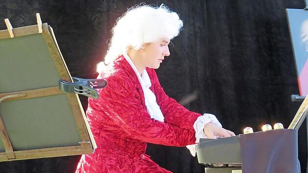 Grandios spielt Mozart (Ninette Hofmann) den T&uuml;rkischen Marsch, auch als Klaviersonate Rondo alla Turca bekannt.