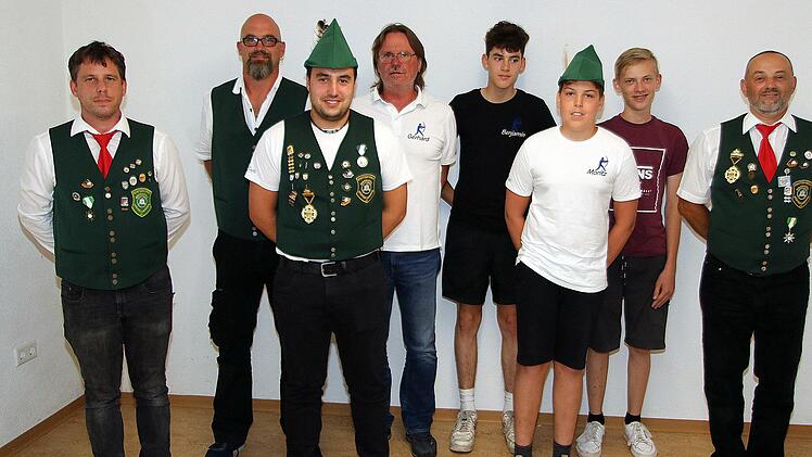 Ehrungen bei den Bogenschützen (von links): Bogenreferent Stephan Kirchschlager, Bruder Tuck Thomas  Weigand, Robin Hood Marcel Kleinhenz, Little John Gerhard Bötsch, Bruder  Tuck Jugend Benjamin Kehl, Robin Hood Jugend Moritz Kehl, Little John  Jugend Maximilian Krug und Sportleiter Alexander Saal (von links nach  rechts). Foto: Dieter Britz