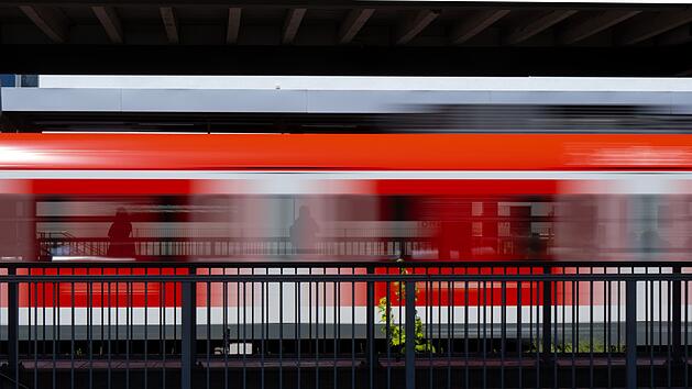 Am Bahnsteig in M&uuml;nchberg angegriffen: Jugendliche Gruppe verpr&uuml;gelt Mann (25)