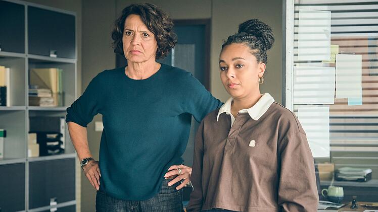Lena Odenthal (Ulrike Folkerts, links) und Mara Hermann (Davina Chanel Fox) machen sich Sorgen wegen der gef&auml;hrlichen Undercover-Mission ihrer Kollegin Johanna.
