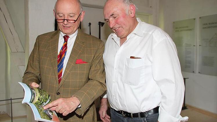 Museumsdirektor Peter Krückmann stellt  dem Wonseeser  Bürgermeister  Günther  Pfändner  den neuen Sanspareil-Führer  vor.