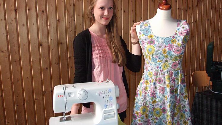 Paula Ehrenberg aus Wülfershausen nähte als Abschlussarbeit ein Sommerkleid.
