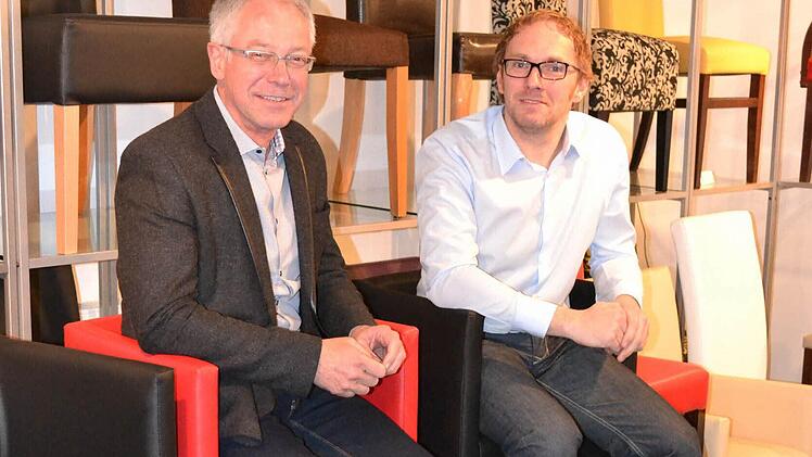 Der Eindruck täuscht: Karl-Heinz Pawelka und Christoff Waldeck haben eigentlich wenig Sitzfleisch. Die beiden M24-Chefs jetten für ihre "Stühle" regelmäßig um die Welt. Fotos: Christiane Lehmann