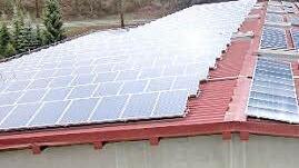 Die Module der Photovoltaikanlage sind sowohl nach Süden als auch nach Osten ausgerichtet.