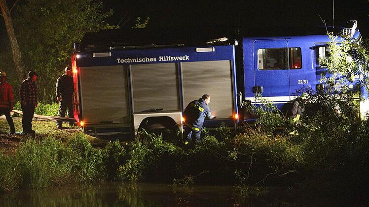 Mit vereinten Kräften kämpften Feuerwehr und THW in der Nacht auf Montag gegen einen drohenden Dammbruch am Tretzendorfer Weiher. Foto: News5 / Herse