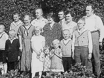 Die Familien Wölfel und Schneiderbanger 1933 im Ebinger Bauerngarten. Neben Hans Wölfel (rechts) waren Andreas Schneiderbanger und dessen Sohn Rudolf in der liberalen Widerstandsgruppe "Die Deutsche Opposition" aktiv.  Foto: Privatsammlung Mechthildis Bocksch