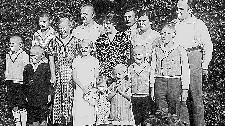 Die Familien Wölfel und Schneiderbanger 1933 im Ebinger Bauerngarten. Neben Hans Wölfel (rechts) waren Andreas Schneiderbanger und dessen Sohn Rudolf in der liberalen Widerstandsgruppe "Die Deutsche Opposition" aktiv.  Foto: Privatsammlung Mechthildis Bocksch