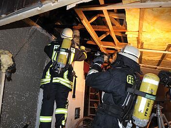 Bei einem Brand in einem Clubhaus in Heßdorf, der durch einen nicht sachgemäß gebauten Kamin verursacht worden war, ist am Samstag Schaden in Höhe von etwa 1500 Euro entstanden. Verletzt wurde niemand. Fotos: Roland Meister