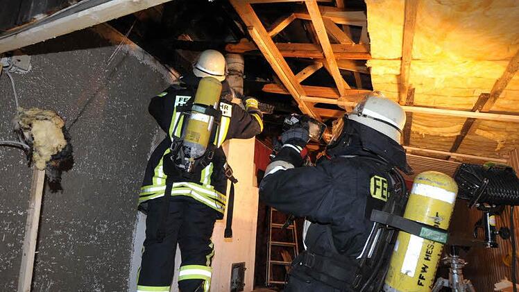 Bei einem Brand in einem Clubhaus in Heßdorf, der durch einen nicht sachgemäß gebauten Kamin verursacht worden war, ist am Samstag Schaden in Höhe von etwa 1500 Euro entstanden. Verletzt wurde niemand. Fotos: Roland Meister