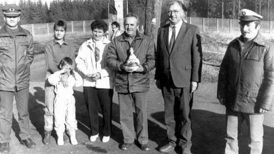 Der damalige Nordhalbener Bürgermeister Lothar Persicke (2. v.r., †) mit DDR-Besuchern und bayerischen Grenzpolizisten am Grenzübergang Nordhalben-Lobenstein. Im Hintergrund der DDR-Beobachtungsturm, der später abgerissen wurde.  Foto: Archiv