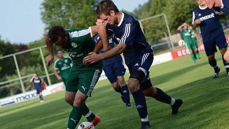Perparim Gashi (links) war von den Kasendorfer Verteidigern (rechts Sebastian Wirth) kaum zu stoppen. Foto: Alexander Muck