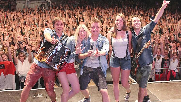 Für Jessy aus Sigmaringen (zweite von links) und Alexandra aus Burgin in der französischen Schweiz ein tolles Erlebnis: Sie durften bei einem Lied gemeinsam mit den drei Dorfrockern (von links) Markus, Tobias und Phillip Thomann auf die Bühne.  Fotos: Ralf Naumann