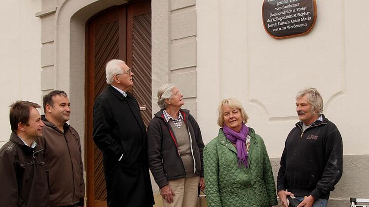 Zum Abschluss der Sanierung bekam die Kirche eine Tafel, die Wilfried Schneider (rechts) anfertigte. Mit im Bild (von links) Kirchenpfleger Jürgen Agrikola, Michael Reinhardt, Pfarrer Ewald Thoma und die Frauen von "Schmitt-Erben". Foto: Günther Geiling