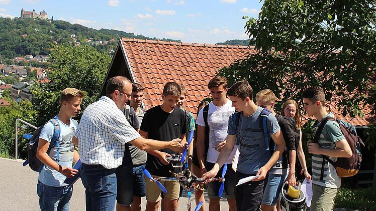 Auf der Wiese hinter der Hochschule traten die Zehntklässler den Beweis an, dass ihr selbstgebauter Quadrokopter tatsächlich fliegen kann.  Foto: Ulrike Nauer