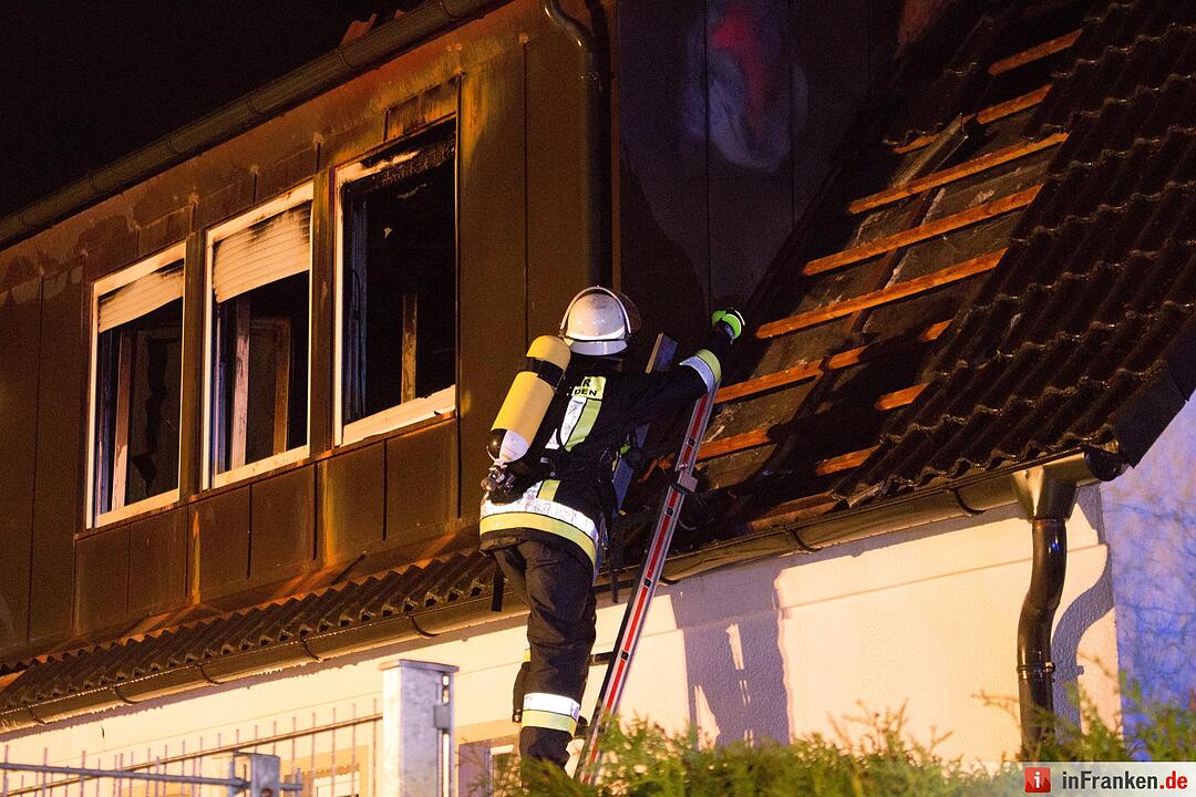 Wohnhaus wird durch Blitzschlag ein Raub der Flammen - Bewohner können sich rechtzeitig retten - Brand hält rund 100 Feuerwehrleute in Atem