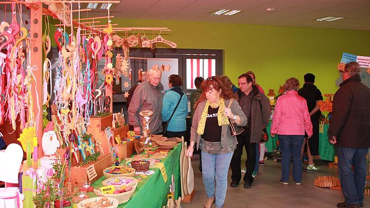 : Immer wieder beliebt: bunte Holzwaren beim Markt der Hobbykünstler. Foto: Katharina Becht.