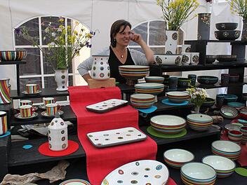Christine Patig bietet Geschirr aus Keramik an Foto: Carmen Schwind