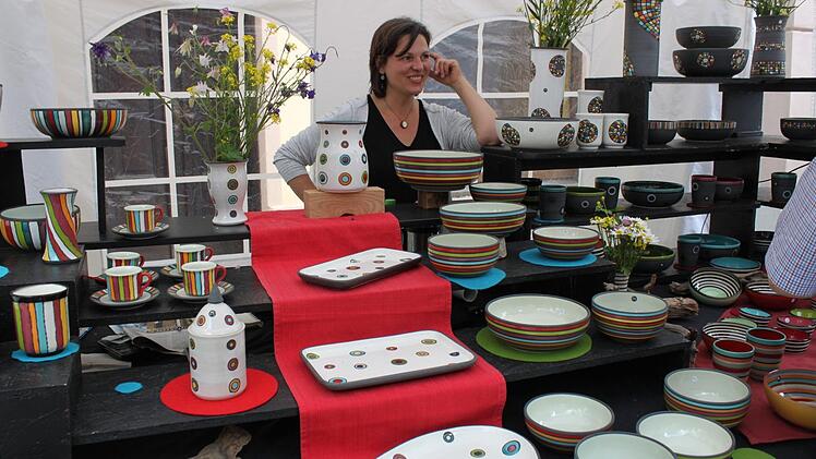 Christine Patig bietet Geschirr aus Keramik an Foto: Carmen Schwind