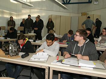 Beim Besuch in einer Klasse des Abiturienten-Ausbildungsganges "Abi und Auto" machten sich die Studienberater des Beratungsverbundes Unterfranken ein Bild von diesem Projekt.Sabine Weinbeer