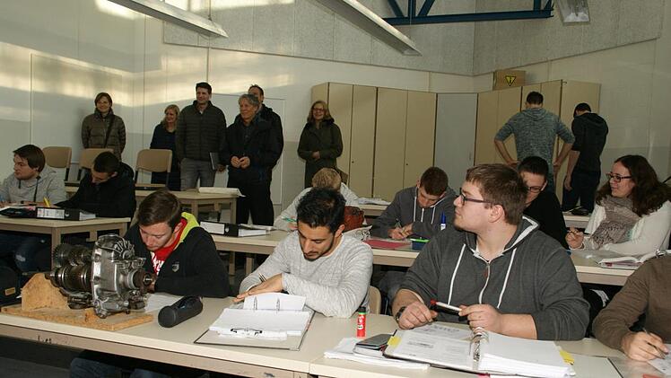 Beim Besuch in einer Klasse des Abiturienten-Ausbildungsganges "Abi und Auto" machten sich die Studienberater des Beratungsverbundes Unterfranken ein Bild von diesem Projekt.Sabine Weinbeer