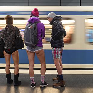 U-Bahn-Passagiere fahren ohne Hose