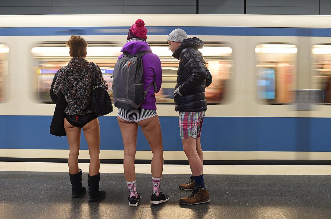 U-Bahn-Passagiere fahren ohne Hose