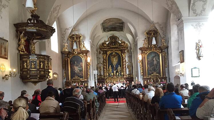 Das herrliche Wetter hatte sehr viele Besucher auf den Kreuzberg gelockt, darunter eine respektable Zahl von Musikfreunden, die einen hervorragende Chor erleben durften.   Regina Rinke