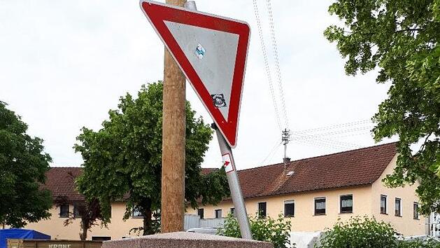 Ein aus jugendlichem &Uuml;bermut entwurzeltes Verkehrsschild, das im Frankenbrunner Dorfbrunnen landete. Foto: Gerd Schaar