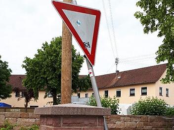 Ein aus jugendlichem Übermut entwurzeltes Verkehrsschild, das im Frankenbrunner Dorfbrunnen landete. Foto: Gerd Schaar