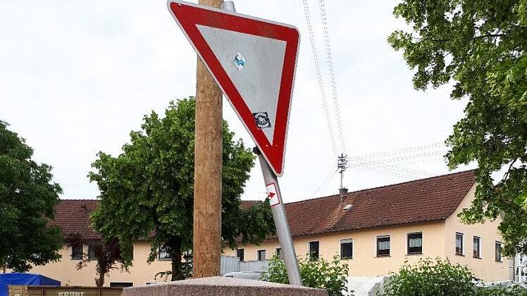 Ein aus jugendlichem Übermut entwurzeltes Verkehrsschild, das im Frankenbrunner Dorfbrunnen landete. Foto: Gerd Schaar