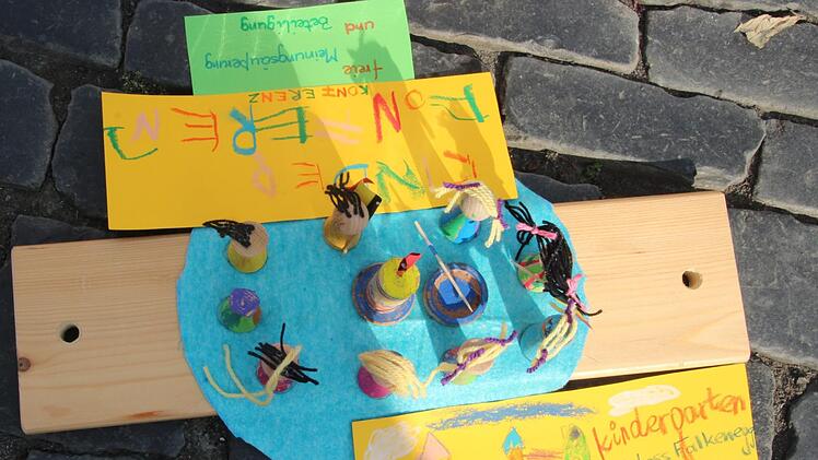 Der Kindergarten Schloss Falkenegg bastelte ebenfalls eine Sprosse für die "Leiter der Kinderrechte". Foto: Jannik Reutlinger
