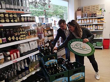 Kurdirektor Thomas Beck und Manuela Michel, Projektverantwortliche in der Abteilung Dachmarke der Rhön GmbH, platzieren noch einige Rhöner Biere im Kasten vor dem neuen Rhöner Regionalregal. Foto: Stephanie Meinecke
