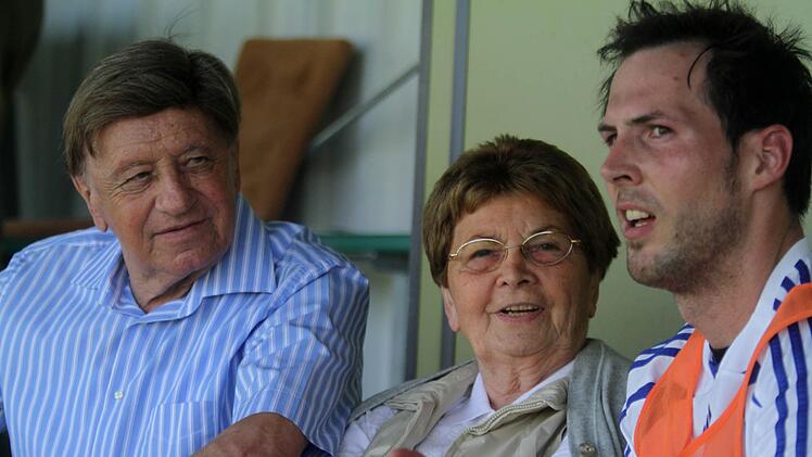 Ein Bild aus erfolgreichen Frohnlacher Zeiten: Der langjährige Großsponsor Willi Schillig (links) mit seiner Frau Trude und dem verdienten Spieler und späteren Trainer Bastian Renk.Archiv/Hagen Lehmann