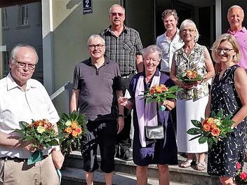 Sie führen den Bad Kissinger Hospizverein in den nächsten drei Jahren: (von links) Vorsitzender  Reinhard Höhn, Diakon Christoph Glaser (Beisitzer), Klaus Bils (neu; Beisitzer), Anke-Monika Schultheiß (Beisitzerin), Peter Holzheimer (neu; Kassenprüfer), Karin Kächele (Schriftführerin), Rosi Bollwein (neu; Schatzmeister) und Klaus Wehner (neu; Kassenprüfer). Im Foto fehlt die 2. Vorsitzende, Pfarrerin Christel Mebert. Foto: Sigismund von Dobschütz