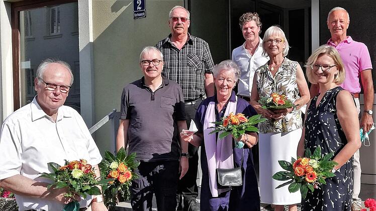 Sie führen den Bad Kissinger Hospizverein in den nächsten drei Jahren: (von links) Vorsitzender  Reinhard Höhn, Diakon Christoph Glaser (Beisitzer), Klaus Bils (neu; Beisitzer), Anke-Monika Schultheiß (Beisitzerin), Peter Holzheimer (neu; Kassenprüfer), Karin Kächele (Schriftführerin), Rosi Bollwein (neu; Schatzmeister) und Klaus Wehner (neu; Kassenprüfer). Im Foto fehlt die 2. Vorsitzende, Pfarrerin Christel Mebert. Foto: Sigismund von Dobschütz