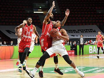 Jerome Seeley (links) stellt sich dem Bamberger Devon Hall beim Korbleger in den Weg. Foto: Tobias Hase, dpa
