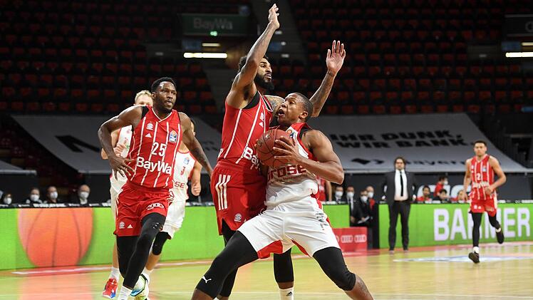 Jerome Seeley (links) stellt sich dem Bamberger Devon Hall beim Korbleger in den Weg. Foto: Tobias Hase, dpa