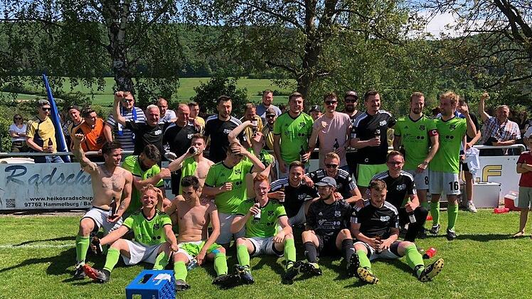 Mit dem Sieg im Showdown beim FC Untererthal II durfte die SG Waldfenster/Lauter auf den Titel in der B-Klasse Rhön 1 anstoßen. Foto: Alexander Pfülb