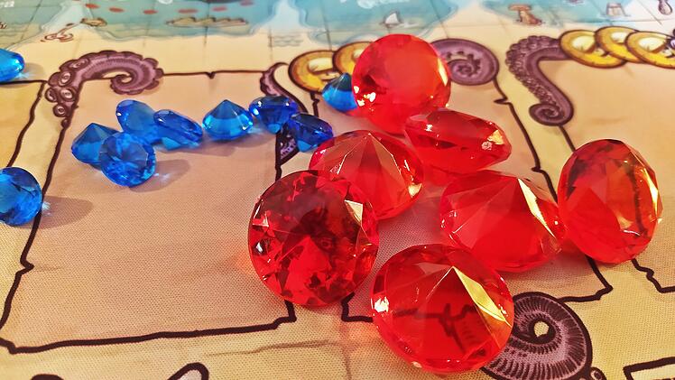 Pirate Tales im Test: Tolles Familienspiel mit Würfeln, Karten und Piraten