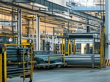 Industriebetrieb, Produktion, Herstellung, Fertigung, Fabrikhalle, Industriehersteller