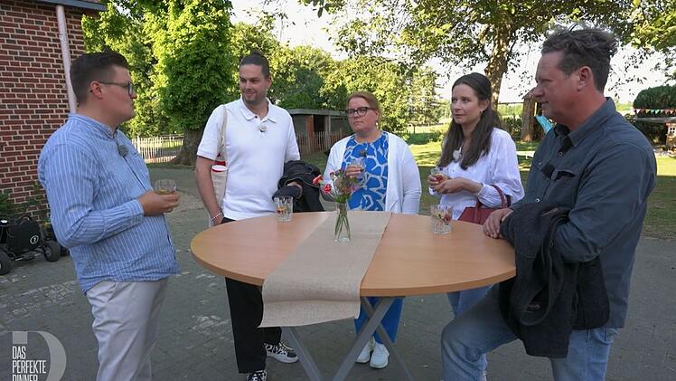 Den Aperitif reicht Finn im Garten seines weitläufigen Anwesens.